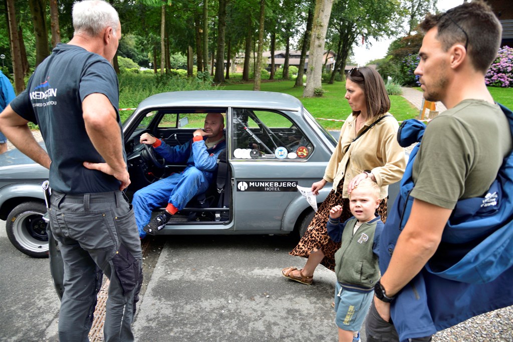 I Ryttergården kan tilskuerne dagen igennem sludre med kørerne, mens de hviler sig mellem de fem heat.
(Foto: Michael Eisenberg)
